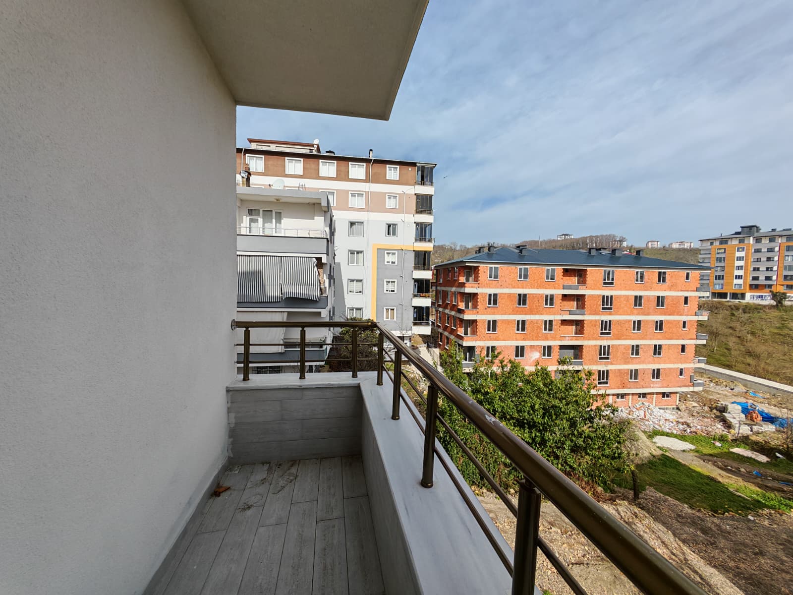 SARAÇLIDA AYRI MUTFAKLI 2 YIILIK ÇİFT BALKONLU 3+1